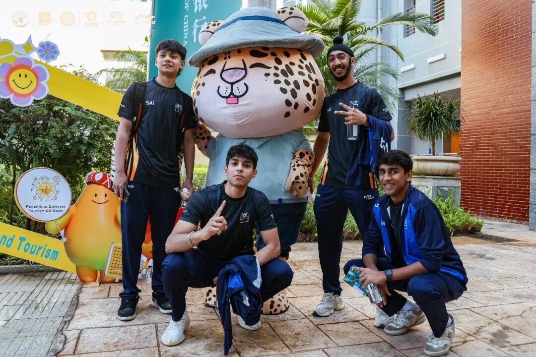 印度小将与攀枝花亚青赛吉祥物合影