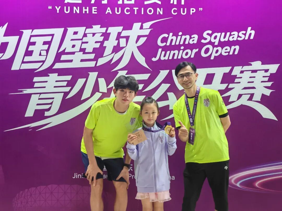 陈洛杉与教练在赛场合影