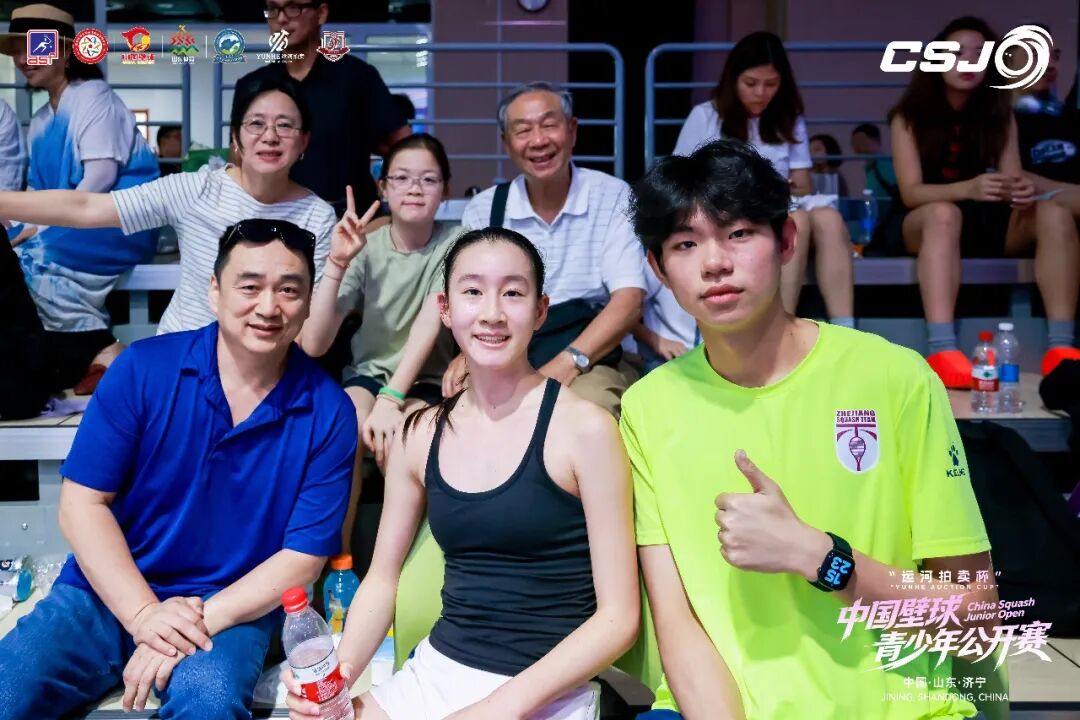 沈偲恂赛后与教练、家人合影